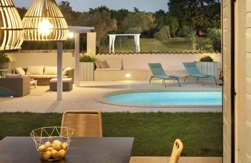 Jursici Villa | Trauhaus. Villa mit privatem Pool, Sauna und 9,000qm großem, privatem Grundstück
