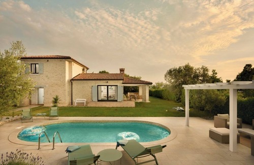 Jursici Villa | Trauhaus. Villa mit privatem Pool, Sauna und 9,000qm großem, privatem Grundstück