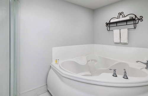 Lemoore Hotel | Travelodge by Wyndham Lemoore Near Naval Air Station