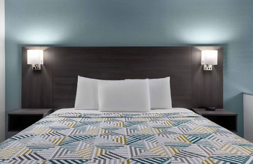 Lemoore Hotel | Travelodge by Wyndham Lemoore Near Naval Air Station
