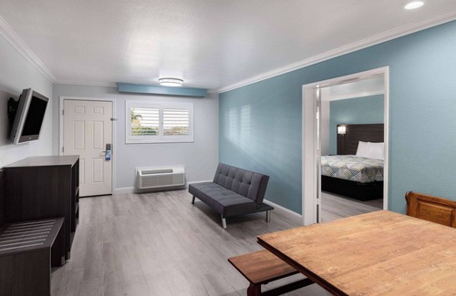 Lemoore Hotel | Travelodge by Wyndham Lemoore Near Naval Air Station