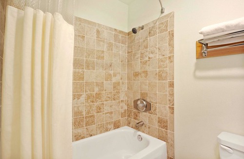 Licton Springs Hotel | Travelodge by Wyndham Seattle North of Downtown
