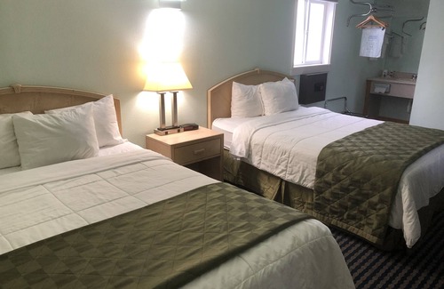 Licton Springs Hotel | Travelodge by Wyndham Seattle North of Downtown