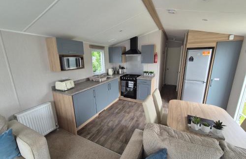 Newton House | Trecco Bay - Sleeps 6 - Pet Friendly - Parking