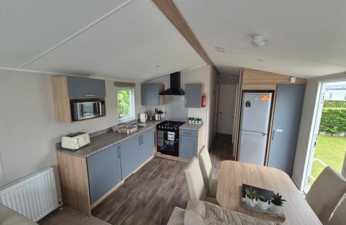Newton House | Trecco Bay - Sleeps 6 - Pet Friendly - Parking