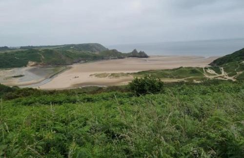 Newton House | Trecco Bay - Sleeps 6 - Pet Friendly - Parking