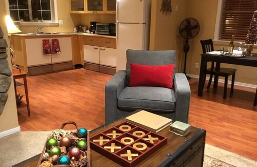 Big Bear Lake Cabin | Tree Top Cottage- Romantic HOT TUB WiFi Pets 125.00/165.00