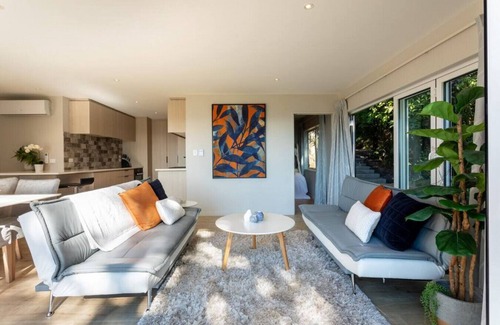 Waiatarua Cottage | Tree-top luxury in the Waitakere Ranges