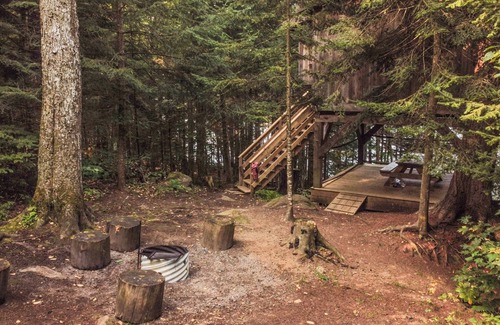 Saint-Faustin-Lac-Carre House | Treehouse #04 (Lakefront)