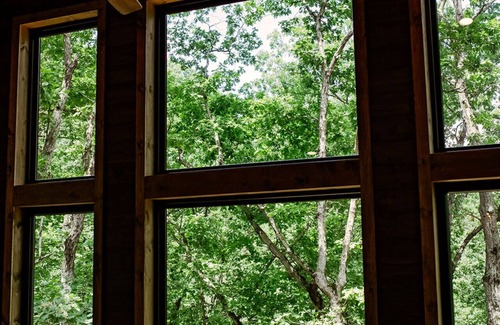 Sunrise Beach Cabin | Treehouse/Hottub/Firepit-Romantic Getaway 2