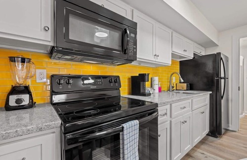 Windy Hill Apartment | TreeHouse Lodge, Walk to Beach, Pet-Friendly 103