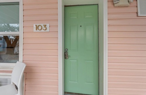 Windy Hill Apartment | TreeHouse Lodge, Walk to Beach, Pet-Friendly 103
