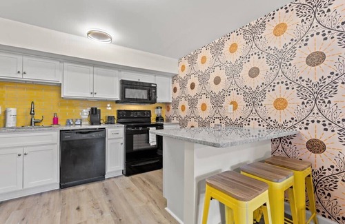 Windy Hill Apartment | TreeHouse Lodge, Walk to Beach, Pet-Friendly 305
