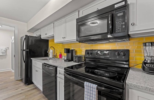 Windy Hill Apartment | TreeHouse Lodge, Walk to Beach, Pet-Friendly 305