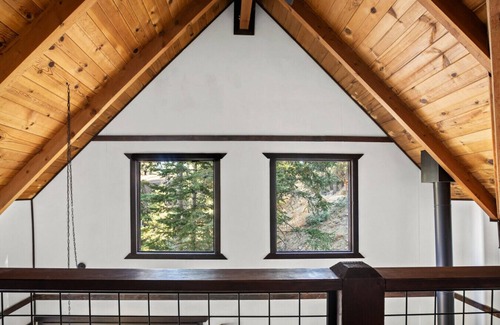 Big Bear Lake Cabin | TreeLicious | Jacuzzi, Cozy Chalet close to Slopes