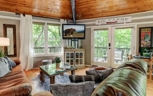 Big Canoe Ski Chalet | Treetopper Hideaway - A Relaxing Chic Bungalow