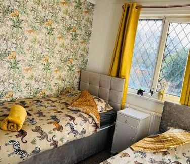 Wigan House | Treetops - Sleeps 8 entire house private parking close to town centre and stadium