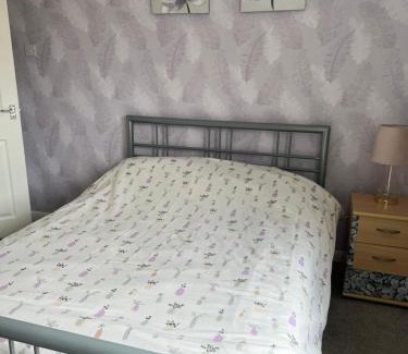 Wigan House | Treetops - Sleeps 8 entire house private parking close to town centre and stadium