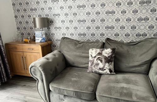 Wigan House | Treetops - Sleeps 8 entire house private parking close to town centre and stadium