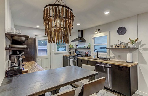 MLK House | Trendy 2 BDR w/Sauna & Cold Plunge, Close to DT!