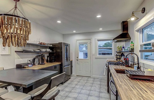 MLK House | Trendy 2 BDR w/Sauna & Cold Plunge, Close to DT!