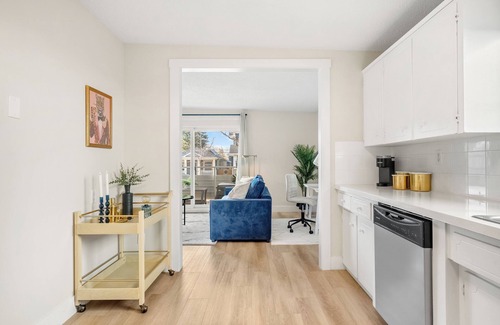 Inglewood Apartment | Trendy 2BR Inglewood Stay 5 Mins to DT & Stampede