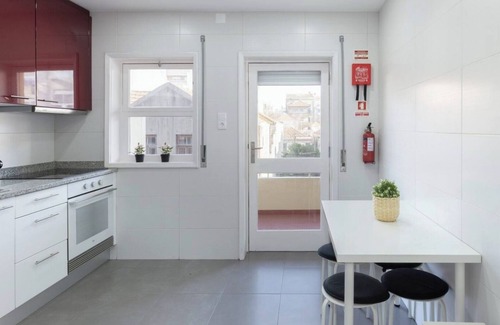 Leixões Apartment | Trendy Bright Flat w/Balcony | Jacuzzi