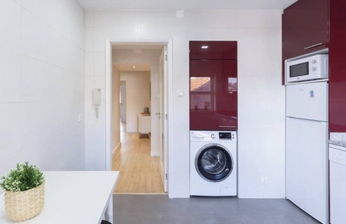 Leixões Apartment | Trendy Bright Flat w/Balcony | Jacuzzi