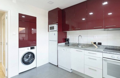 Leixões Apartment | Trendy Bright Flat w/Balcony | Jacuzzi
