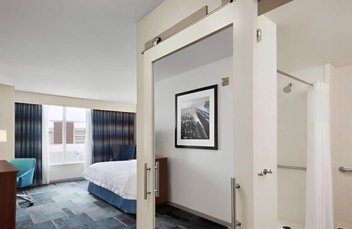 Rosemont House | Trendy & Comfortable King Suite! Pool, Gym, Bar