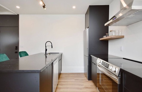 Barrie Apartment | Trendy Lake View Suite Downtown