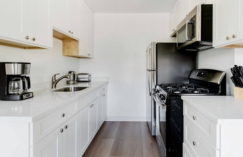 Old Mountain View Apartment | Trendy Mountain View 1BR w/Pool, nr Caltrain & Nightlife, by Blueground
