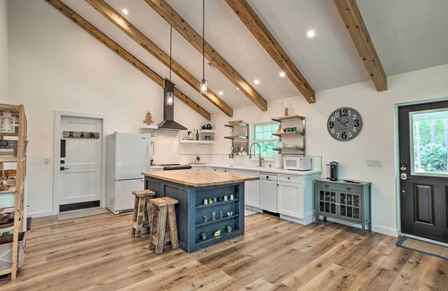 Palm City Cottage | Trendy Palm City Cottage w/Porch on 5 Acres!