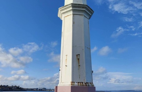 Newhaven Apartment | Trendy Seaside Apartment, Easy Access to Edinburgh City Centre!