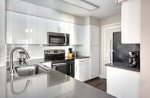 Sunnyvale Apartment | Trendy Sunnyvale 2BR w/Gym, Pool & BBQ, walk to Apple, by Blueground