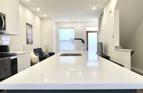 Bridgeland House | TRENDY TOWNHOUSE IN THE HEART OF CALGARY! DISCOUNTED MONTHLY RATES.