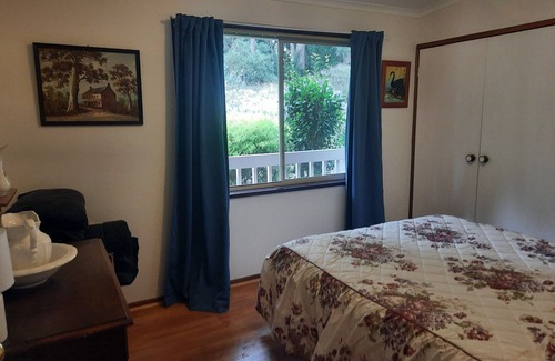Barrys Reef House | TRENTHAM nearby! Sleeps 2-9 maximum. Family-friendly - pet-friendly.