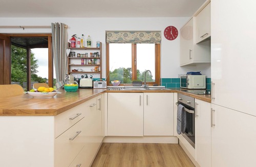 Saint Breward Cottage | TRESSA, TOR DOWN QUARRY, pet friendly, with hot tub in St Breward
