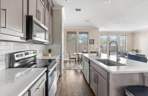 West Dallas House | Trinity Groves Retreat | Large Modern 5 BR Home