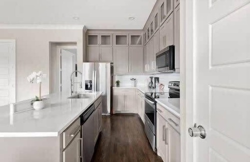 West Dallas House | Trinity Groves Retreat | Large Modern 5 BR Home