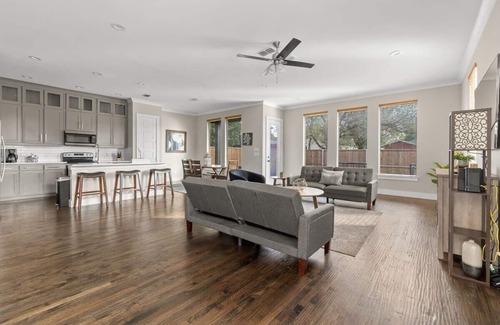 West Dallas House | Trinity Groves Retreat | Large Modern 5 BR Home