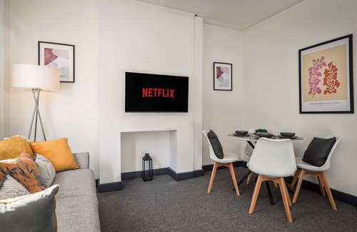 Wakefield House | Trinity Hideaway - Private En-suite Room Wakefield