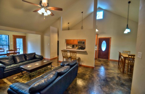 Hillsboro Cabin | Trinity Trails: Cedar Springs Cabin on 6 private acres on Lake Aquilla