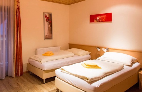 Murau Bed & Breakfast | Triple room no. 119, shower, toilet - Gästehaus Leypold