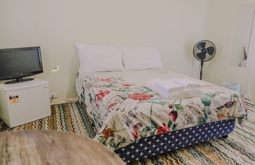 Capertee Hotel | Triple Room With Shared Bathroom