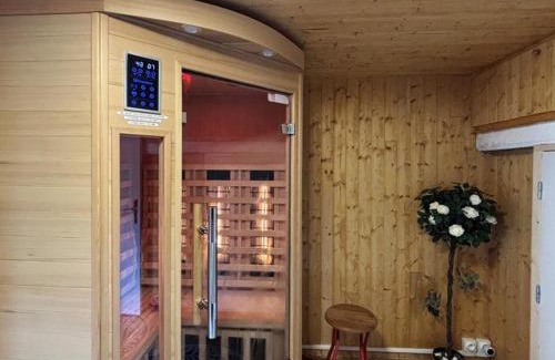 Chalmazel-Jeansagniere Apartment | Triplex Montagnard avec Sauna et Balcon, Vue Pistes - FR-1-496-338