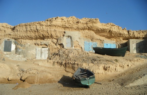 Tnine Aglou Cabin | Troglodyte dwelling fisherman facing the sea on sandy beach