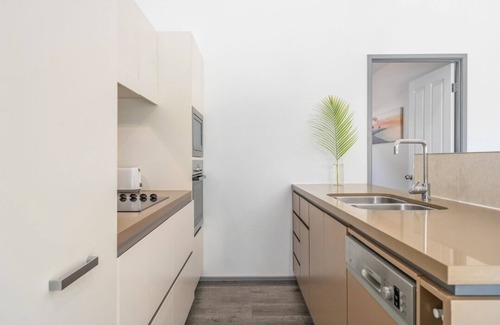 Shailer Park Apartment | Tropical 2 bedroom home with Pool and Sauna
