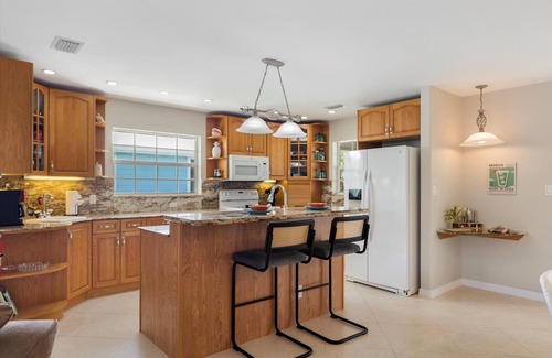 Cutthroat Harbor Estates House | Tropical 3BR on Canal – Dock for 30' Boat, Outdoor Shower, Bikes, Sleeps 6