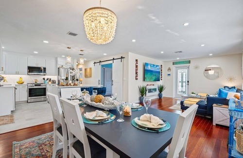 Imperial Point House | Tropical Chic 4BR Heated Pool Home, 5 min to beach, PAC-MAN, Games